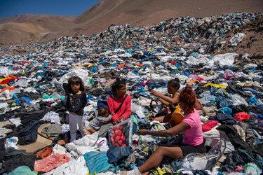 Núi quần áo bỏ đi ở sa mạc Chile có thể nhìn thấy từ không gian