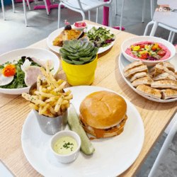 Tiệm Malibu Barbie Café chính thức mở cửa mang phong cách retro thập niên 70s