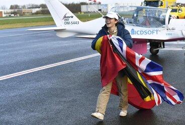 Cô gái 19 tuổi lập kỷ lục là người bay một mình vòng quanh thế giới trẻ nhất