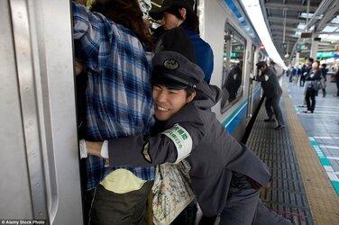 Oshiya: Nghề đẩy khách lên tàu lạ lùng ở xứ Nhật