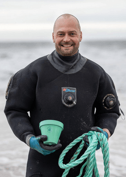 Người đàn ông biến rác thải nhựa từ đại dương thành chậu cây