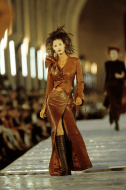 Dior’s Fall 1999 Couture Collection - Khi điên rồ, xấu xa, hoang dại lên ngôi