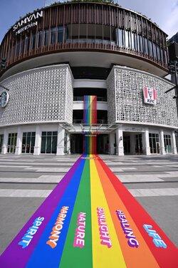 Samyan Mitrtown rực rỡ dải màu đặc trưng của cộng đồng LGBT