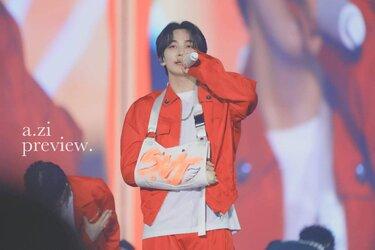 Sự tinh tế của stylist SEVENTEEN: Làm túi treo tay chấn thương cho từng outfit biểu diễn của Jeonghan