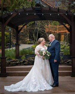 Cô dâu tặng chiếc váy cưới trong mơ trị giá 3.000 đô la Mỹ của mình trên Facebook