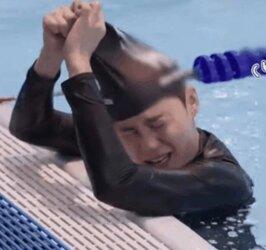 JYJ Junsu cùng meme mũ bơi: Cả nhà làm ơn quên đi mà