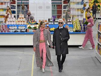 Con đường trở thành một huyền thoại trong làng thời trang của Karl Lagerfeld