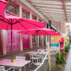 Tiệm Malibu Barbie Café chính thức mở cửa mang phong cách retro thập niên 70s
